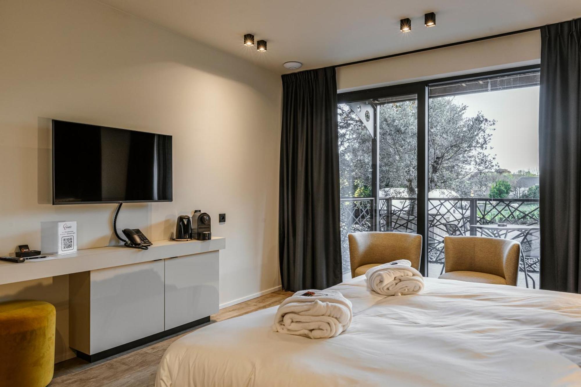 Cc Nomie Hotel Restaurant دينانت الغرفة الصورة