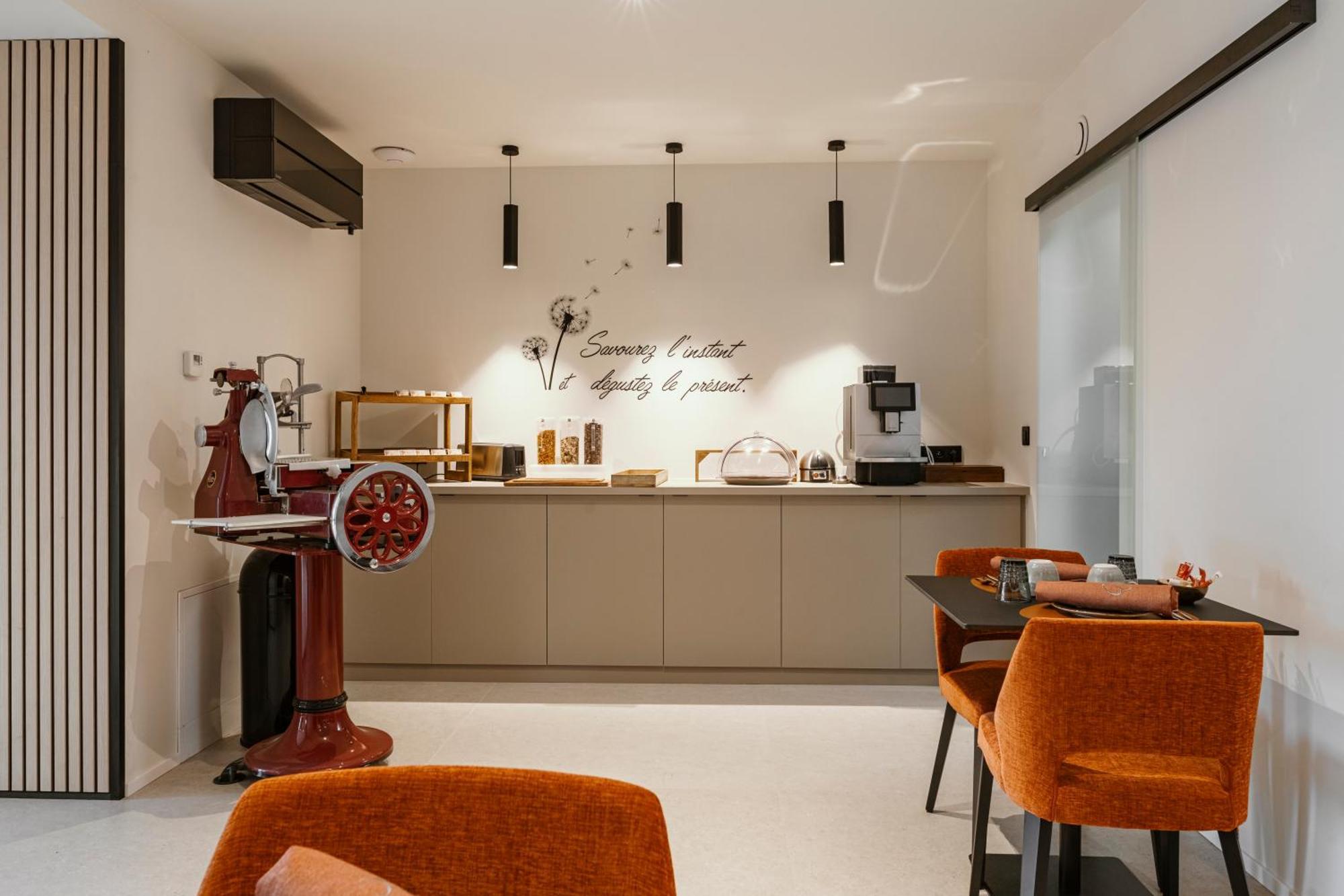 Cc Nomie Hotel Restaurant دينانت المظهر الخارجي الصورة