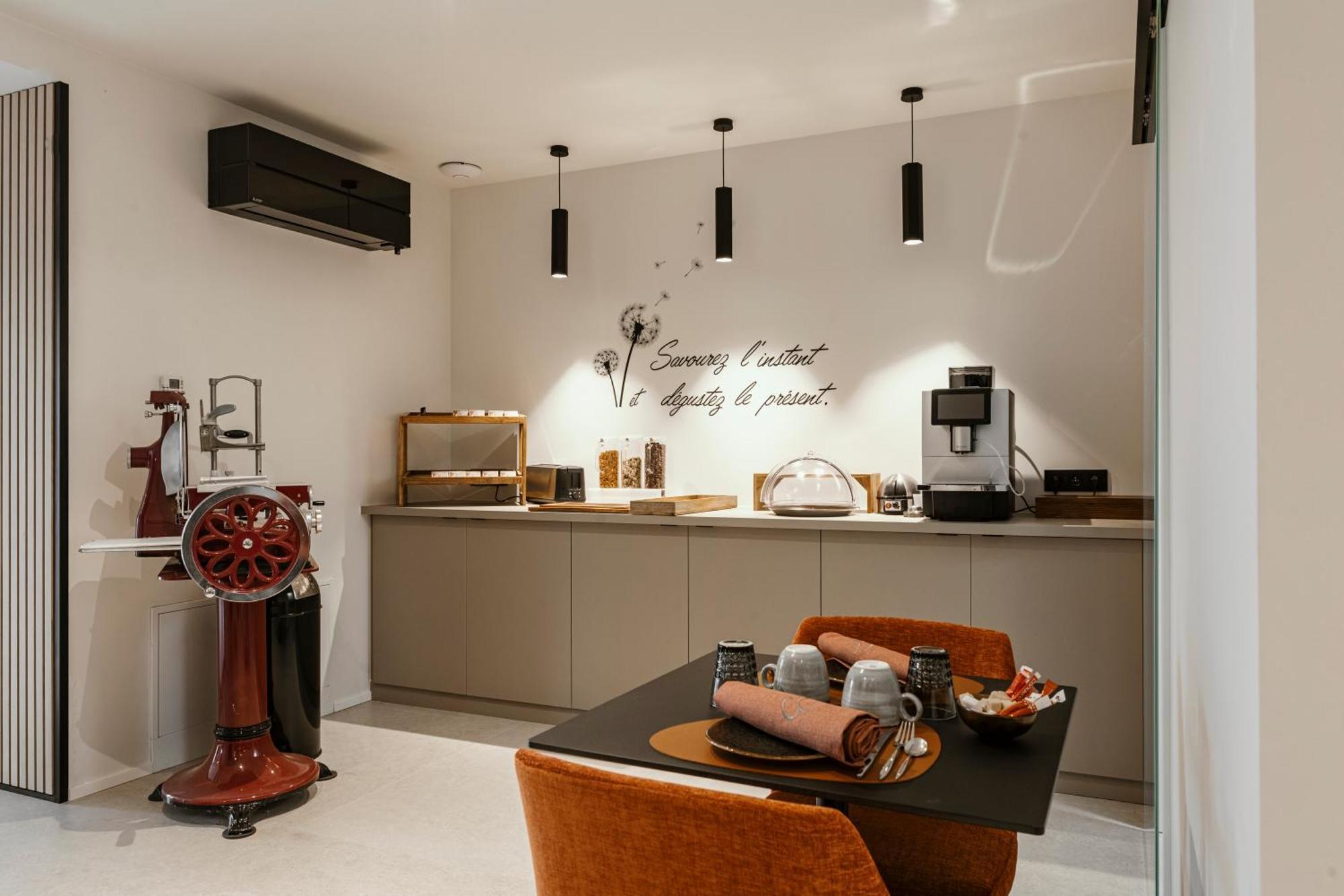 Cc Nomie Hotel Restaurant دينانت المظهر الخارجي الصورة